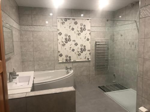 多尔盖罗修文旅馆的带浴缸和盥洗盆的浴室