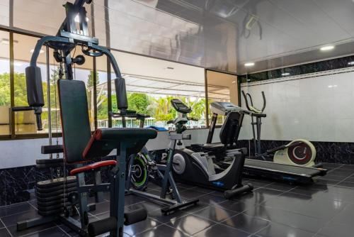 比亚维森西奥拉诺酒店的一间健身房,里面配有几台跑步机