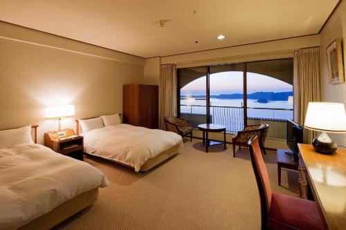 南淡路市广场淡路岛酒店的酒店客房设有两张床和一个阳台。