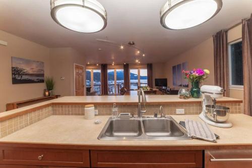 MendenhavenFamily Getaway in Juneau Unforgettable Ocean Views的厨房配有水槽和带窗户的柜台。