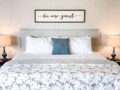 特罗皮克拜比石垫汽车旅馆的一间卧室配有一张带蓝色枕头的床