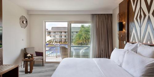 南迪Crowne Plaza Fiji Nadi Bay Resort & Spa, an IHG Hotel的酒店客房设有一张床和一个阳台。