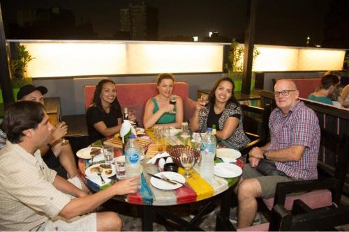 开罗扎耶德酒店的一群人坐在桌子旁