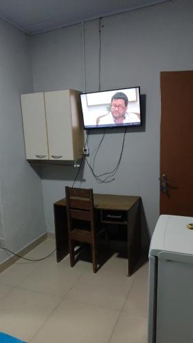 吉巴拉那Pousada ji Paraná的挂在墙上的平面电视