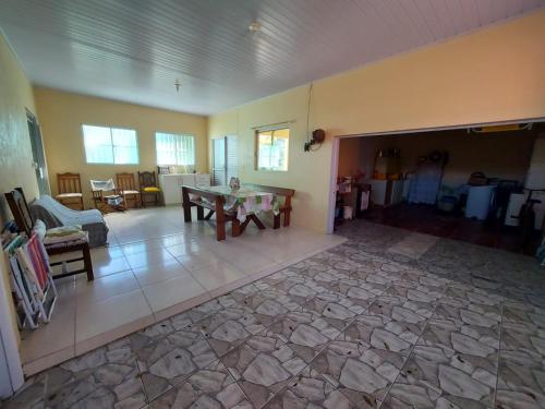 因贝Cheiro de mar的客厅设有石地板和桌子