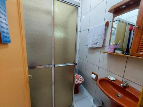 因贝Cheiro de mar的浴室里设有玻璃门淋浴