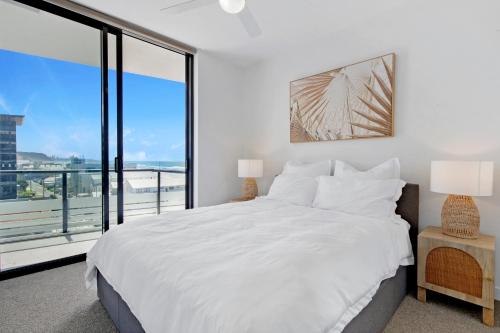 黄金海岸2BR Luxury Central Palm Beach Apartment (Best Location!)的卧室设有白色的床和大窗户