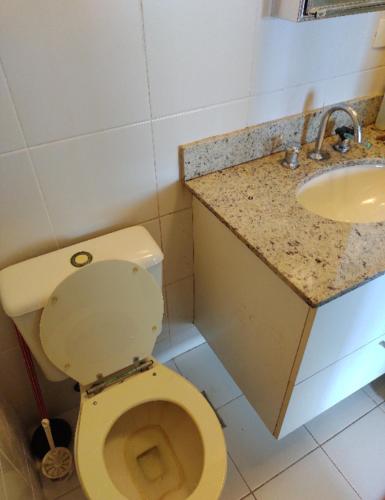 里约热内卢Apato Recreio的一间带卫生间和水槽的浴室