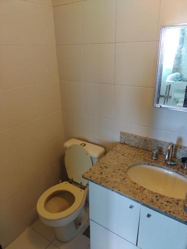 里约热内卢Apato Recreio的一间带卫生间和水槽的浴室