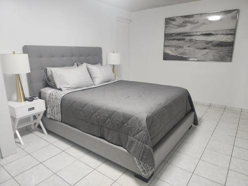 圣胡安San Juan apartments new的一间卧室配有一张大床、床头柜和一张四柱床