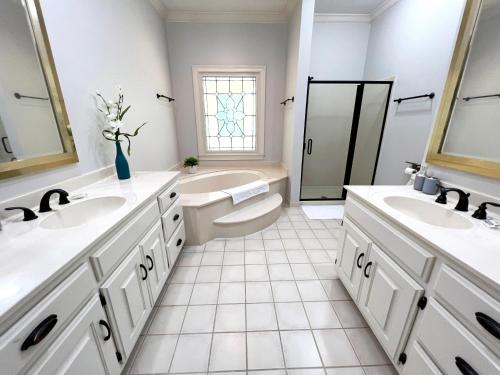 亚特兰大2811 Hawthorne Dr, NE Top Unit的浴室配有2个盥洗盆、卫生间和浴缸。