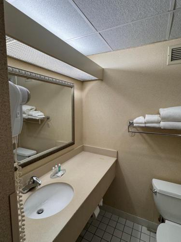 弗雷德里克弗雷德里克活动中心克拉丽奥酒店的一间带水槽、镜子和卫生间的浴室