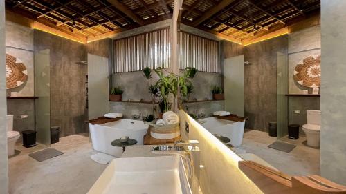 坎古Leafy Lofts Canggu的浴室设有2个水槽和2个卫生间