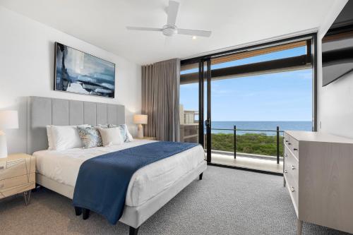 卡瓦纳华特斯Seanna Residences Bokarina Beach的一间卧室配有一张床,享有海景