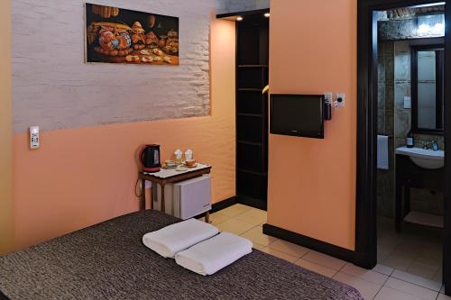 布宜诺斯艾利斯Pasaje Solar的客房设有一张床和一间带水槽的浴室