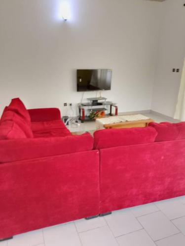 克里比Residence Mindja的客厅里一张红色的沙发
