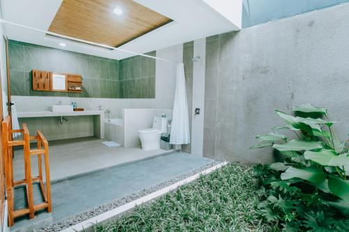乌布Mahayoga Ubud Private Pool Villa And Spa的一间带卫生间和水槽的浴室