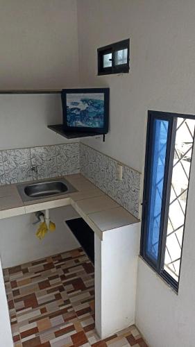 SalinasSuit Salinas/ semiamueblado的厨房配有水槽和带窗户的台面