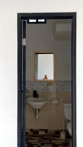 SalinasSuit Salinas/ semiamueblado的一间带水槽和卫生间的浴室