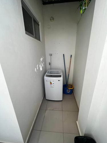 特立尼达Hermoso Departamento en Condominio Céntrico Con piscina!的角落处设有1间带洗衣机的小型洗衣房