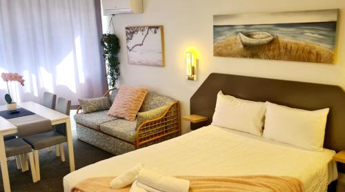 福斯特金沙汽车旅馆的酒店客房,配有床和沙发