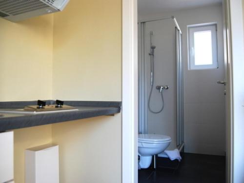 维特Ferienwohnung Hiddensee in Vitte的一间带水槽和卫生间的浴室