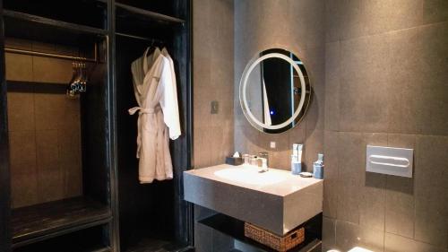 普卡Grand ASTON Puncak Hotel & Resort的一间带水槽和镜子的浴室