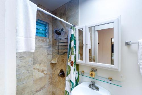 卡帕阿Kapa`a Sands 18的浴室配有盥洗盆和带镜子的淋浴