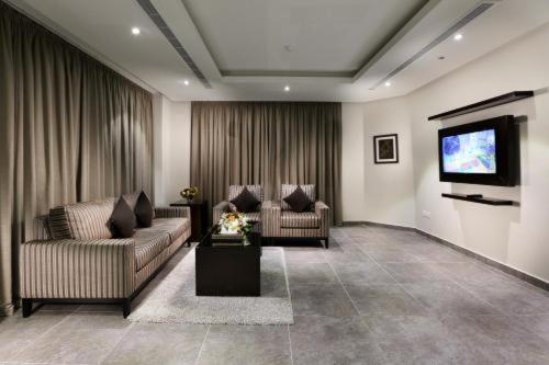Al Qubsahنايس هوم的客厅配有2张沙发和1台平面电视