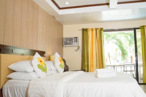 长滩岛Boracay Peninsula的带窗户的客房内的两张床