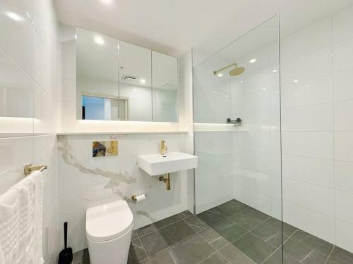 悉尼Modern 2Brs@ close2 Olympic park的浴室配有卫生间、盥洗盆和淋浴。