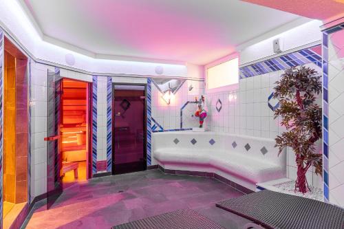 索尔登曼弗雷德酒店的带浴缸和盥洗盆的浴室