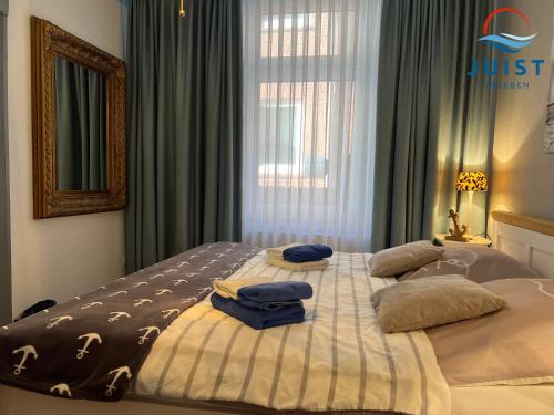 于斯德Pension Marie Luise 251 - Zimmer Herzmuschel的一间卧室配有一张带两个枕头的床