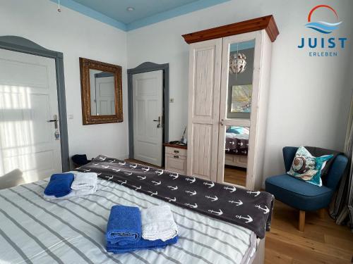 于斯德Pension Marie Luise 252 - Zimmer Venusmuschel的一间卧室配有一张床和一张蓝色椅子