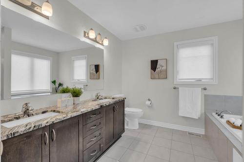 渥太华Luxurious and Beautiful House的白色的浴室设有2个盥洗盆和1个卫生间。