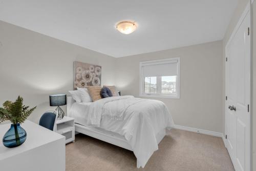 渥太华Luxurious and Beautiful House的白色的卧室设有床和窗户