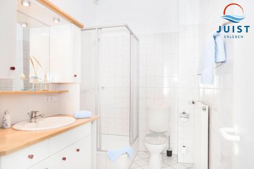 于斯德Pension Marie Luise 255 - Zimmer Kammmuschel的带淋浴和卫生间的白色浴室