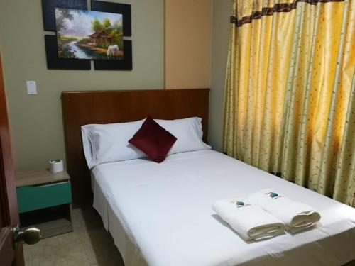 卢那欢纳Hostal Aventura Total Perú_lunahuana的一间卧室配有一张床,上面有两条毛巾