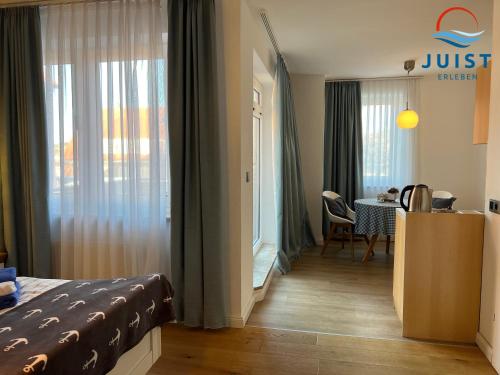于斯德Pension Marie Luise 257 - Kombi-Zimmer Auster的酒店客房 - 带一张床和用餐室