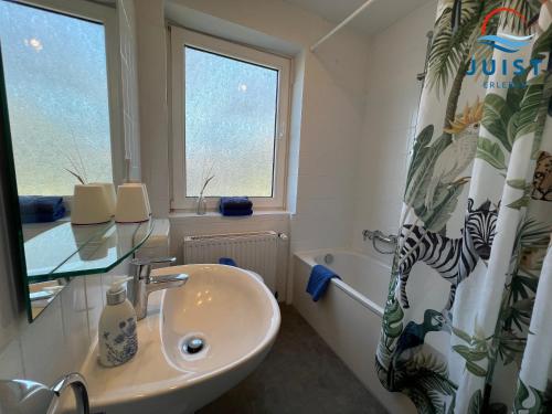 于斯德Pension Marie Luise 257 - Kombi-Zimmer Auster的一间带水槽和淋浴帘的浴室