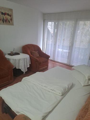 克利默内什蒂Ana Lacramioara Concept的一间卧室配有一张床、一把椅子和一张桌子
