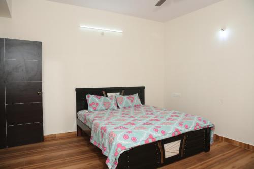 海得拉巴Mee Homes - Madhapur Fully Furnished 2 BHK Flats的一间卧室配有一张带黑色床头板的床
