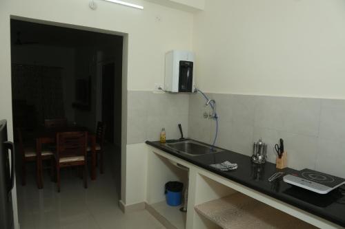 海得拉巴Mee Homes - Madhapur Fully Furnished 2 BHK Flats的厨房配有水槽和台面