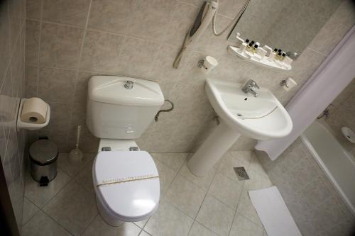 克卢日-纳波卡贝尔维德酒店的一间带卫生间和水槽的浴室