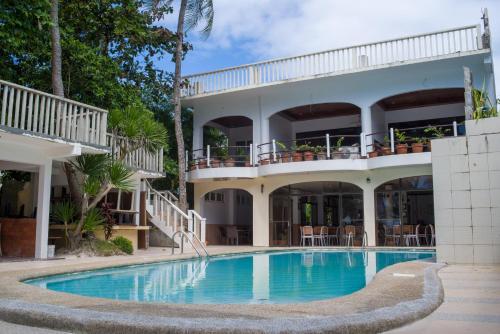 长滩岛Lukay Las Brisas的一座大房子,前面设有一个游泳池