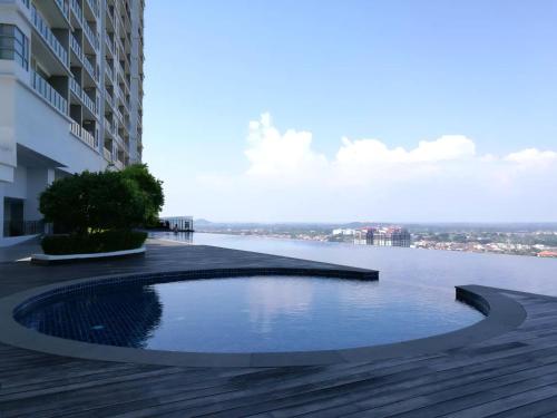 马六甲Attic Home Melaka Silverscape Residence & Jonker的建筑物一侧的游泳池