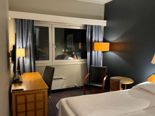 诺托登诺托登酒店的配有一张床、一张书桌和一扇窗户的酒店客房