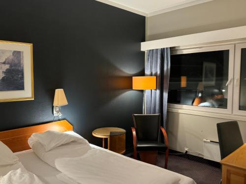 诺托登诺托登酒店的配有一张床和一把椅子的酒店客房
