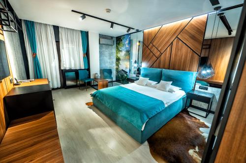 克利默内什蒂Complex Turistic Casa Romaneasca的一间卧室配有蓝色的床和一张书桌