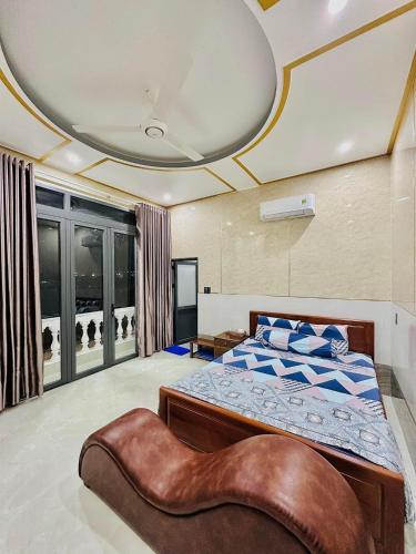 龙川市Golden Hotel的一间卧室设有一张大床和天花板